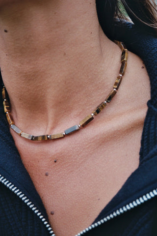 Découvrez le collier Œil du Tigre de Camille Colette Studio. Pierres naturelles géométriques et gold filled 14k résistant à l'eau. Fabriqué à Bordeaux chez CQFD Avignon.