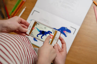 Découvrez le cahier animé Les Dinosaures des Éditions Animées. Un livre interactif magique avec l'appli BlinkBook pour éveiller les petits savants chez CQFD.