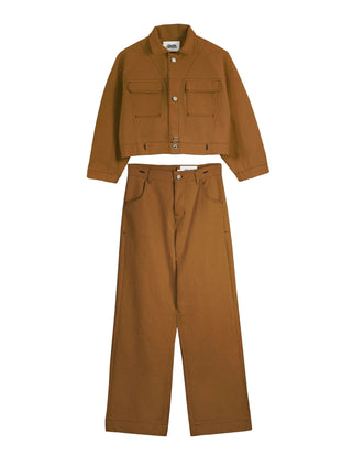 Découvrez le pantalon "Jean" Chicorée de Claudia Carmona chez CQFD Avignon. Un pantalon large modulable en salopette, en coton bio recyclé et teinture naturelle.