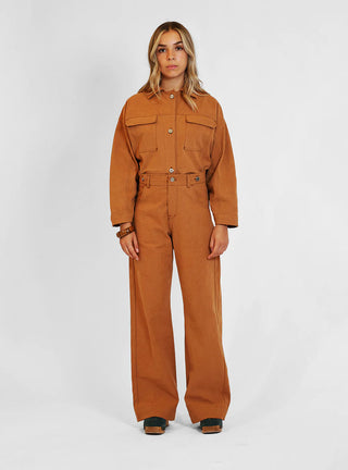 Découvrez le pantalon "Jean" Chicorée de Claudia Carmona chez CQFD Avignon. Un pantalon large modulable en salopette, en coton bio recyclé et teinture naturelle.