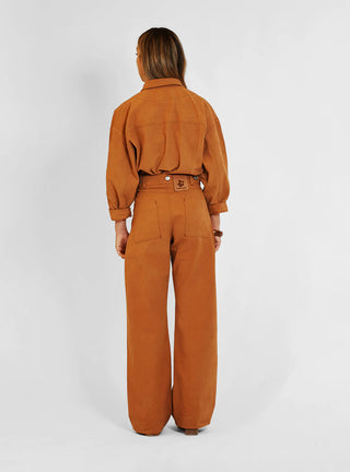 Découvrez le pantalon "Jean" Chicorée de Claudia Carmona chez CQFD Avignon. Un pantalon large modulable en salopette, en coton bio recyclé et teinture naturelle.