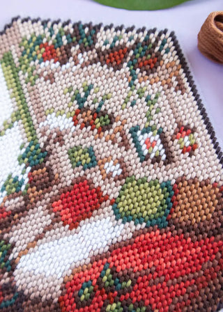 Brodez une chambre douillette avec le kit canevas Cosy Bedroom de Kaie chez CQFD Avignon. Toile plastique & fils DMC. Kit DIY créatif Made in France !