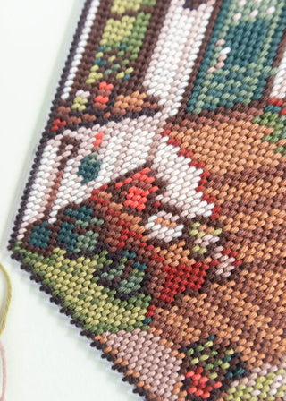 Brodez un jardin végétal douillet avec le kit canevas Cosy Garden de Kaie chez CQFD Avignon. Toile plastique & fils DMC. Kit DIY créatif Made in France !