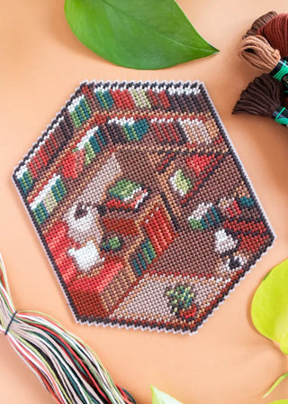 Brodez votre bibliothèque idéale avec le kit canevas Cosy Library de Kaie chez CQFD Avignon. Toile plastique & fils DMC. Kit DIY créatif Made in France !