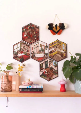 Brodez votre bibliothèque idéale avec le kit canevas Cosy Library de Kaie chez CQFD Avignon. Toile plastique & fils DMC. Kit DIY créatif Made in France !