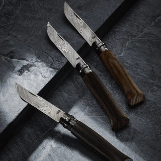 Découvrez le couteau Opinel N°08 Damas Ziricote 2026 chez CQFD Avignon. Édition limitée 5000 ex. Lame Damasteel®, coffret chêne & étui cuir. Made in France !