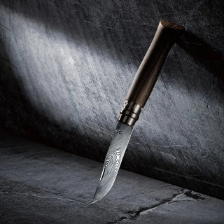 Découvrez le couteau Opinel N°08 Damas Ziricote 2026 chez CQFD Avignon. Édition limitée 5000 ex. Lame Damasteel®, coffret chêne & étui cuir. Made in France !