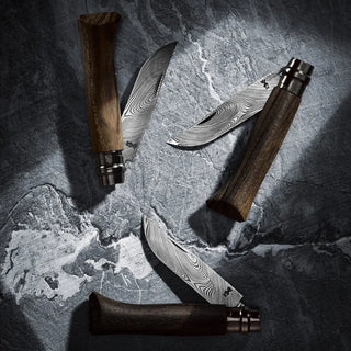 Découvrez le couteau Opinel N°08 Damas Ziricote 2026 chez CQFD Avignon. Édition limitée 5000 ex. Lame Damasteel®, coffret chêne & étui cuir. Made in France !