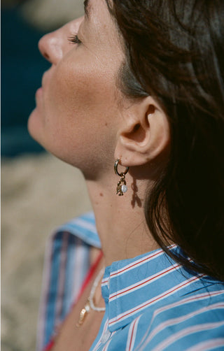 Découvrez les créoles homard de Camille Colette Studio. Bijoux à l'unité en gold filled et perle d'eau douce. Fabriqué à Bordeaux, disponible chez CQFD Avignon.