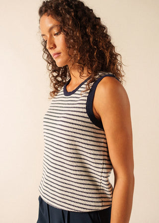 Découvrez le débardeur sans manches Massane de SAINT JAMES chez CQFD Avignon. Maille fantaisie texturée, coton et laine. Fabriqué en France, traçabilité garantie.