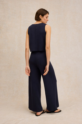 Découvrez le débardeur minimaliste en maille Milano Le Minor. Un top 100% coton bleu marine, structuré et élégant. Fabriqué en Bretagne. Livraison chez CQFD.