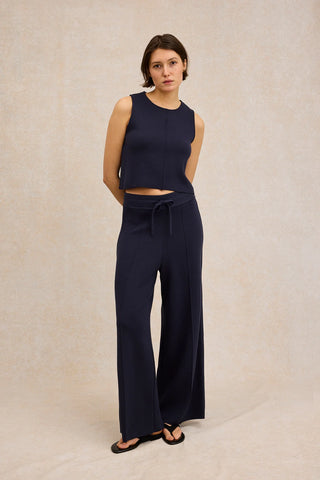 Découvrez le débardeur minimaliste en maille Milano Le Minor. Un top 100% coton bleu marine, structuré et élégant. Fabriqué en Bretagne. Livraison chez CQFD.