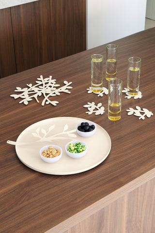Sublimez vos tables avec le dessous de plat Elia de Fermob chez CQFD Avignon. En acier, motif olivier, patins antidérapants. Design & 100% Made in France !