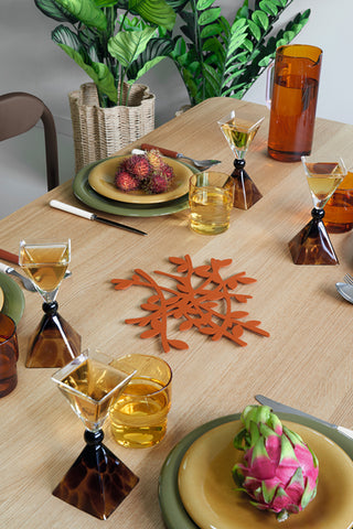 Sublimez vos tables avec le dessous de plat Elia de Fermob chez CQFD Avignon. En acier, motif olivier, patins antidérapants. Design & 100% Made in France !