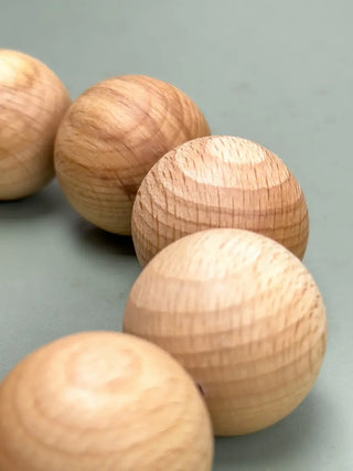 Craquez pour le dessous de plat en billes de hêtre Nid (Taille S) par Reine Mère. Un accessoire graphique, durable et fabriqué en France chez CQFD Avignon.