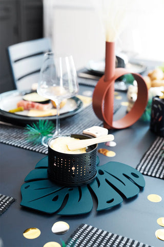 Découvrez le dessous de plat Monstera de Fermob. Un design végétal en acier ultra-résistant pour protéger votre table avec style. Fabriqué en France.