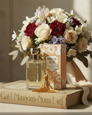 Découvrez Marions-nous par Oriza L. Legrand. Une eau de parfum florale et poudrée unique : Rose, Iris, et Musc Tonkin. L'élégance historique chez CQFD Avignon.