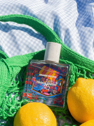 Découvrez Arashi no umi de Maison Matine chez CQFD Avignon. Un parfum frais et pétillant aux notes de pomme, jasmin et cèdre. Bio, unisexe et fabriqué en France.