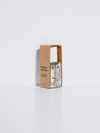 Découvrez Bain de Midi de Maison Matine chez CQFD Avignon. Parfum solaire aux notes de coco et tiaré en format voyage 15ml. Bio, unisexe et fabriqué en France.