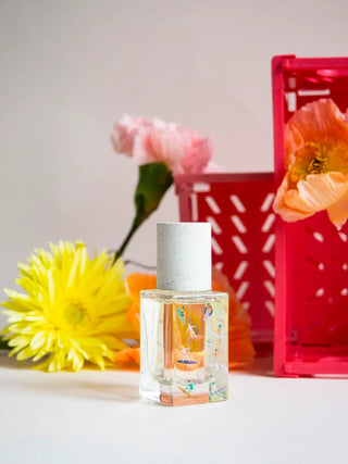 Découvrez Bain de Midi de Maison Matine chez CQFD Avignon. Parfum solaire aux notes de coco et tiaré en format voyage 15ml. Bio, unisexe et fabriqué en France.