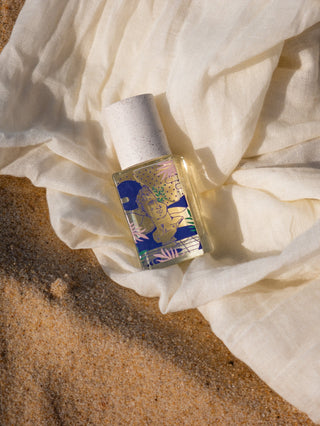 Découvrez Hasard Bazar de Maison Matine chez CQFD Avignon. Eau de parfum 15ml unisexe, notes de poivre de Sichuan et vanille. Fabriqué en France, alcool de blé bio.