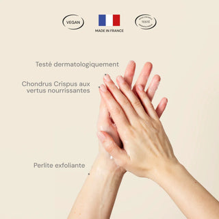gel lavant mains exfoliant bio aux grains de Perlite. Une formule 95% naturelle, hydratante et au parfum boisé.