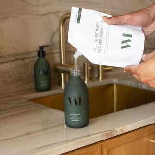 gel lavant mains exfoliant bio aux grains de Perlite. Une formule 95% naturelle, hydratante et au parfum boisé.