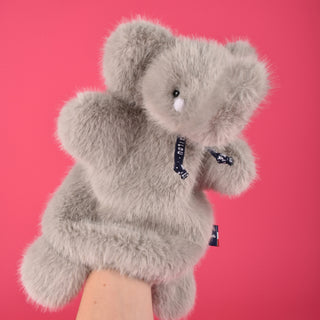 Découvrez la marionnette éléphant Sowen gris souris. Peluche artisanale de 27 cm faite main en Bretagne. Design épuré, douceur extrême et fabrication 100% française.