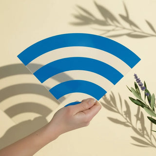 Éventail Wifi par ATYPYK. Un accessoire de canicule humoristique, pop et fabriqué en France. Le réseau le plus frais du web chez CQFD Avignon !