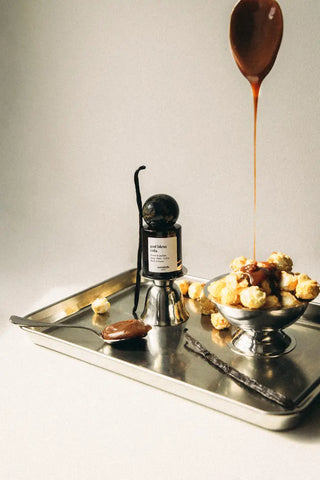 God Bless Cola par Versatile chez CQFD Avignon : un extrait de parfum addictif (cola, popcorn, vanille). Alcool bio, végan, fabriqué en France. Un pur délice !