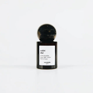 Découvrez Culot Thé de Versatile chez CQFD Avignon. Un parfum frais et fruité aux notes de thé noir et wasabi. Alcool bio, végan et fabriqué en France.