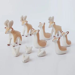 Laissez-vous séduire par la figurine Biche en faïence Dodo Toucan chez CQFD Avignon. Une sculpture poétique, modelée et peinte à la main à Paris.