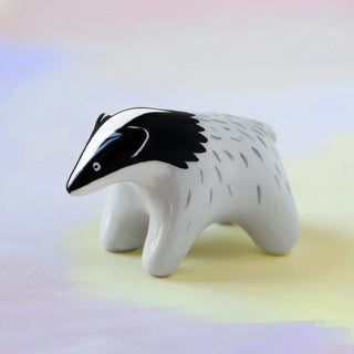 Craquez pour la figurine Blaireau en faïence chez CQFD Avignon. Une petite sculpture d'animal sauvage, modelée et peinte à la main dans un atelier à Paris.