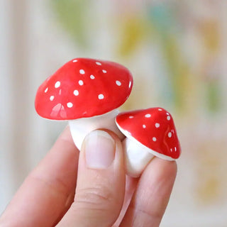 Découvrez le Duo de Champignons en faïence Dodo Toucan chez CQFD Avignon. Peints à la main à Paris, pièces uniques & décoratives. 100% Fabriqué en France !