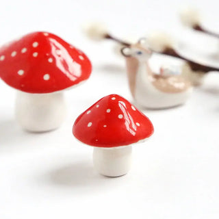 Découvrez le Duo de Champignons en faïence Dodo Toucan chez CQFD Avignon. Peints à la main à Paris, pièces uniques & décoratives. 100% Fabriqué en France !