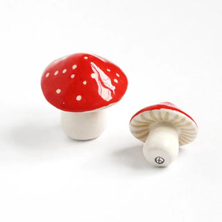 Découvrez le Duo de Champignons en faïence Dodo Toucan chez CQFD Avignon. Peints à la main à Paris, pièces uniques & décoratives. 100% Fabriqué en France !