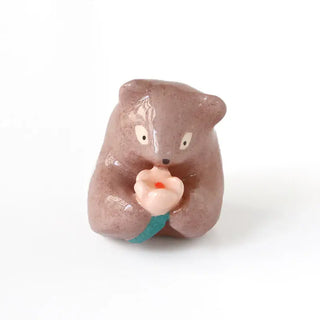 Craquez pour la figurine Ours et Fleur en faïence Dodo Toucan chez CQFD. Une mini sculpture modelée et peinte à la main à Paris. Pièce unique et poétique.
