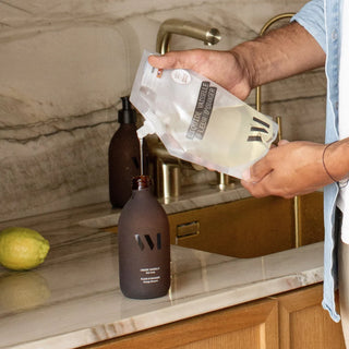 Dégraissez efficacement avec notre liquide vaisselle naturel à la fleur d'oranger. Formule concentrée Ecocert, douce pour les mains et biodégradable. Flacon rechargeable.