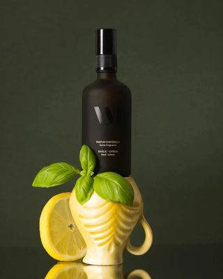 Découvrez le parfum d'intérieur Basilic Citron à 93% naturel. Neutralise les odeurs instantanément. Flacon verre rechargeable. Fabriqué en France chez CQFD Avignon.