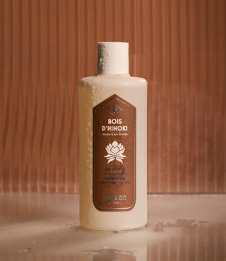 Offrez à votre peau le gel douche Bois d'Hinoki de Kerzon chez CQFD Avignon. Sillage boisé romarin & cèdre, aloe vera bio. Made in France 320ml.