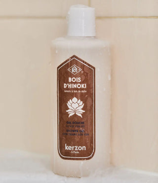 Offrez à votre peau le gel douche Bois d'Hinoki de Kerzon chez CQFD Avignon. Sillage boisé romarin & cèdre, aloe vera bio. Made in France 320ml.
