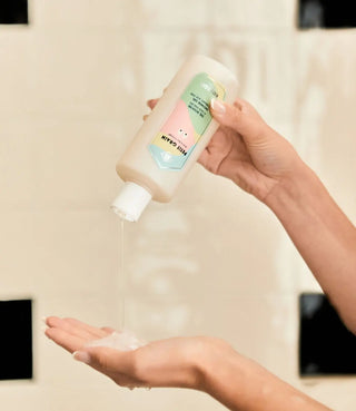 Offrez à votre peau le gel douche Petit Grain de Kerzon chez CQFD Avignon. Sillage néroli & fleur d'oranger, aloe vera bio. Made in France 320ml.