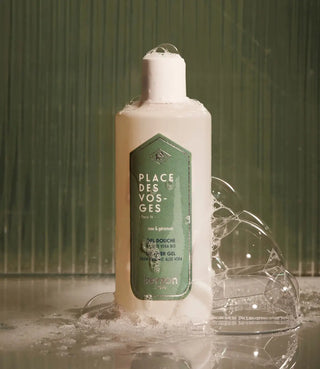Craquez pour le gel douche iconique Place des Vosges de Kerzon chez CQFD Avignon. Sillage rose & géranium, aloe vera bio. Made in France 320ml.