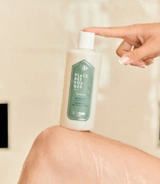 Craquez pour le gel douche iconique Place des Vosges de Kerzon chez CQFD Avignon. Sillage rose & géranium, aloe vera bio. Made in France 320ml.