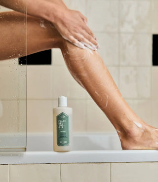 Craquez pour le gel douche iconique Place des Vosges de Kerzon chez CQFD Avignon. Sillage rose & géranium, aloe vera bio. Made in France 320ml.