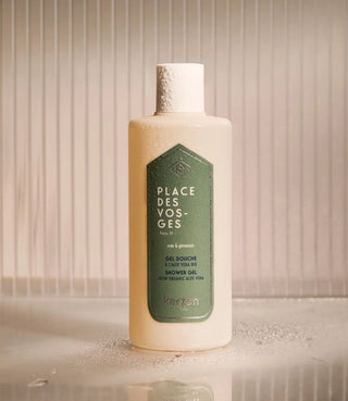 Craquez pour le gel douche iconique Place des Vosges de Kerzon chez CQFD Avignon. Sillage rose & géranium, aloe vera bio. Made in France 320ml.