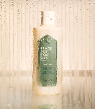 Craquez pour le gel douche iconique Place des Vosges de Kerzon chez CQFD Avignon. Sillage rose & géranium, aloe vera bio. Made in France 320ml.