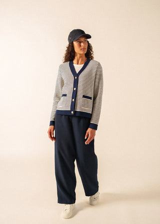 Découvrez le gilet Istres de SAINT JAMES chez CQFD Avignon. Un gilet boutonné en maille fantaisie, mélange coton et laine. Chic normand avec boutons dorés.