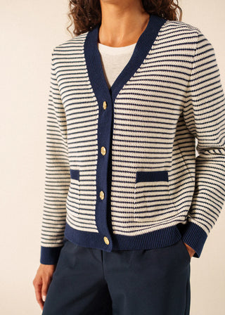 Découvrez le gilet Istres de SAINT JAMES chez CQFD Avignon. Un gilet boutonné en maille fantaisie, mélange coton et laine. Chic normand avec boutons dorés.