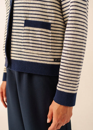 Découvrez le gilet Istres de SAINT JAMES chez CQFD Avignon. Un gilet boutonné en maille fantaisie, mélange coton et laine. Chic normand avec boutons dorés.